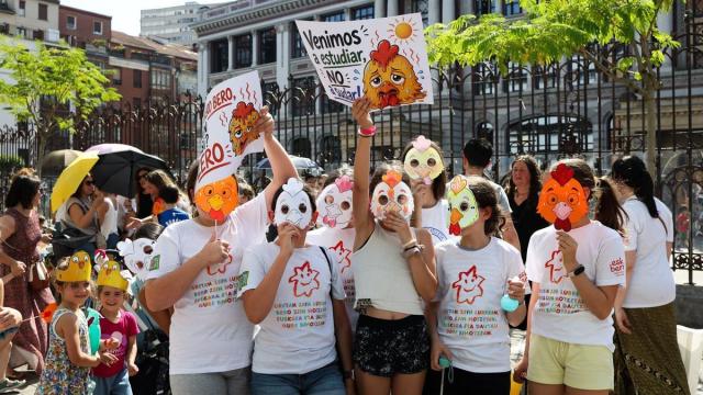 Protesta en la Indautxu Eskola, por mejorar las medidas para las olas de calor.