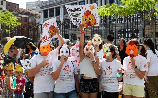 Protesta en la Indautxu Eskola, por mejorar las medidas para las olas de calor.