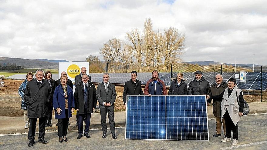 Urkullu, durante su visita este lunes a la cooperativa energética Ekiola, en Maeztu. | FOTO: EFE