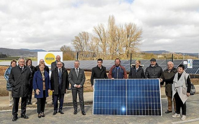 Urkullu, durante su visita este lunes a la cooperativa energética Ekiola, en Maeztu. | FOTO: EFE Urkullu, durante su visita este lunes a la cooperativa energética Ekiola, en Maeztu. | FOTO: EFE