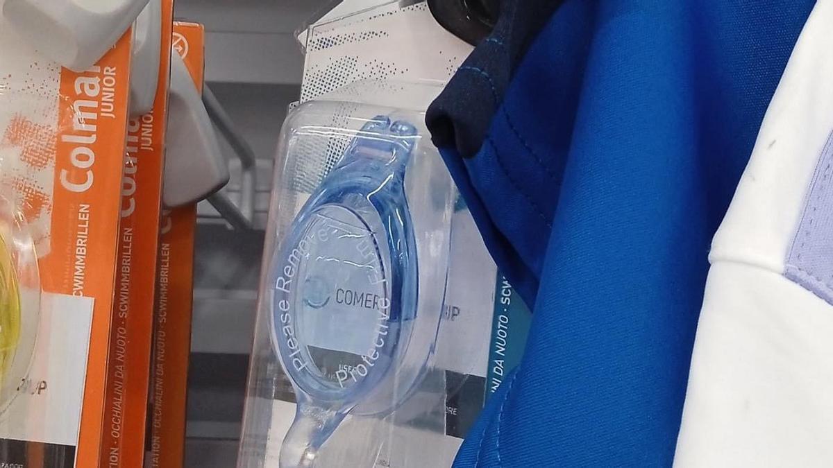 Unas gafas de bucear, en el centro comercial deportivo.