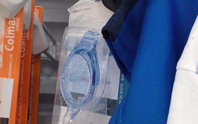 Unas gafas de bucear, en el centro comercial deportivo.