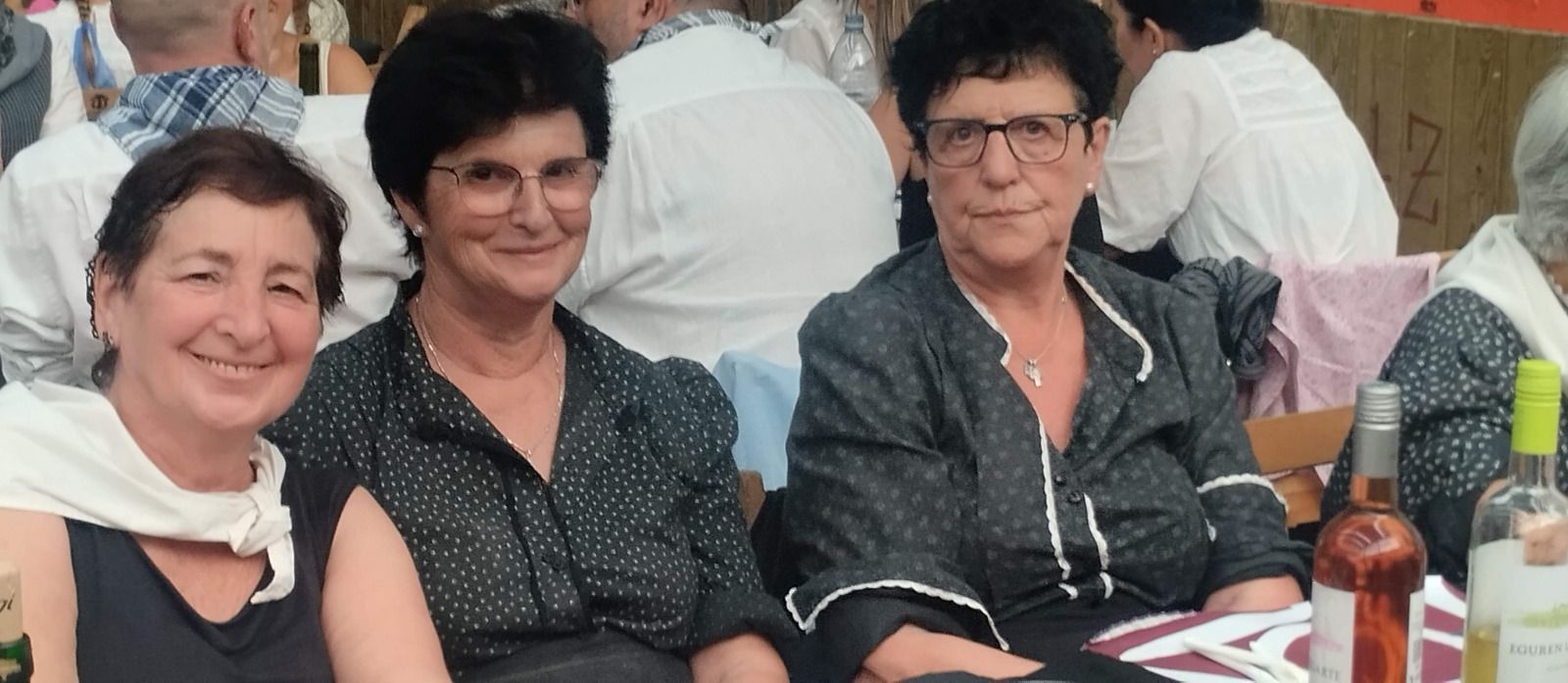 Gema Zabala Suinaga, Mertxe Alberdi Zuazabizkar y Arantza Irizar Ortuzar, miembros de Tril Emakume Taldea, durante una celebración.
