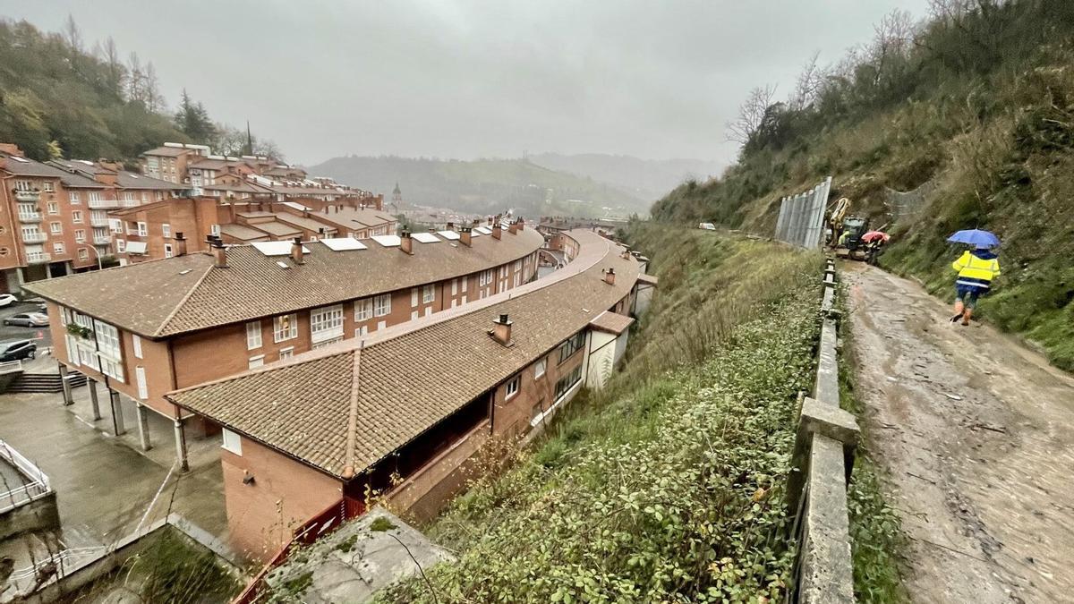 Imagen de la ladera tras el desprendimiento de 2021, que obligó de nuevo a desalojar varias viviendas de forma preventiva.