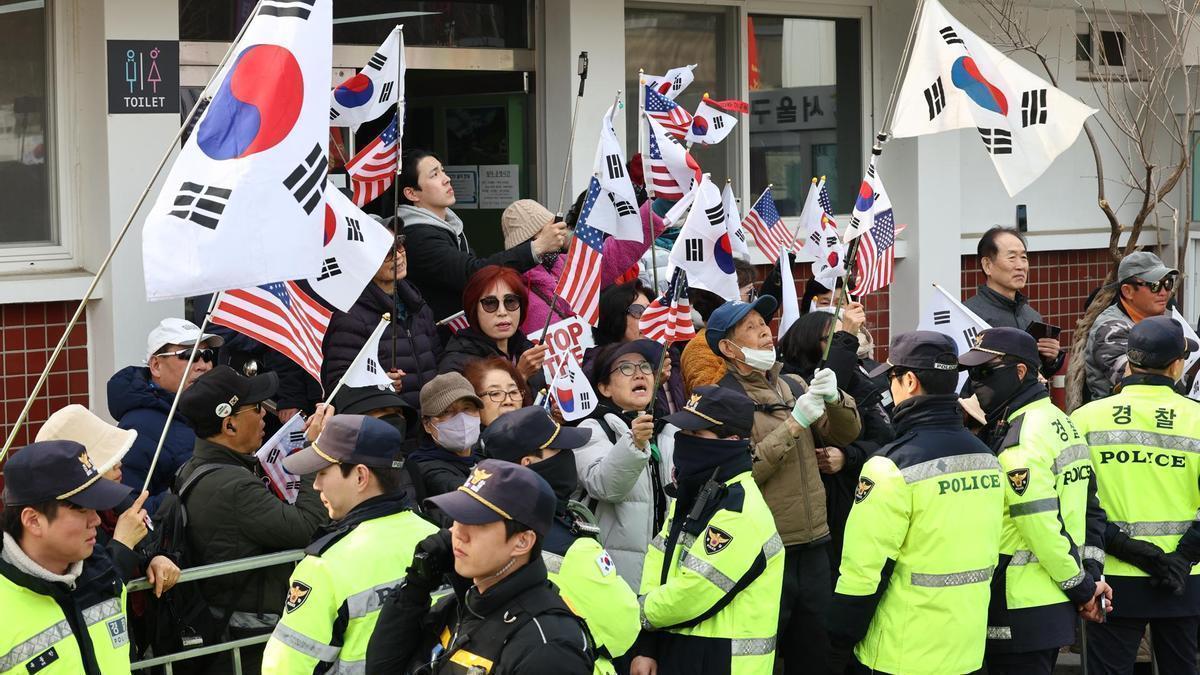 Seguidores de Yoon se concentran ante el centro de detención de Seúl.