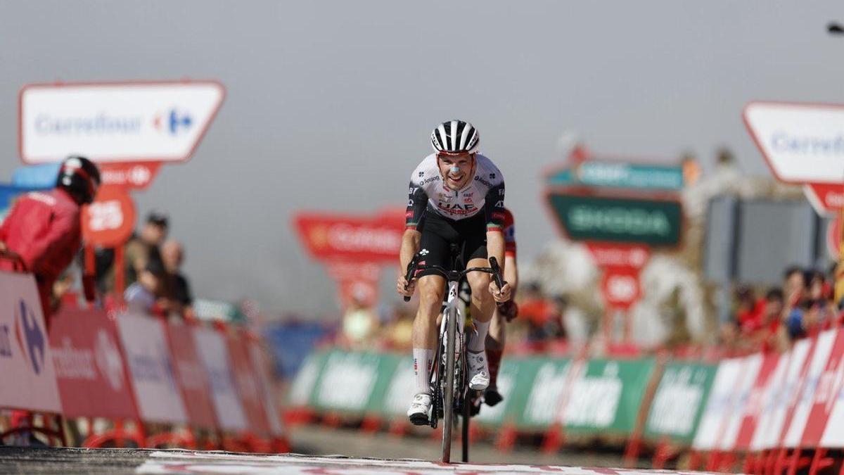 Joao Almeida vence en el Angliru por delante de Vingegaard.