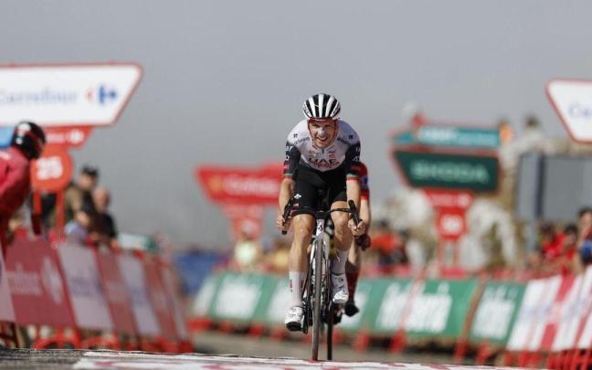 Joao Almeida vence en el Angliru por delante de Vingegaard.