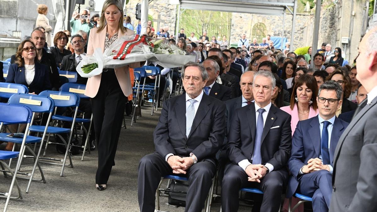 La presidenta de las Juntas de Bizkaia, Ana Otadui, participa en la ofrenda floral en presencia del lehendakari y del ministro Bolaños.