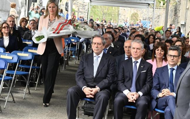 La presidenta de las Juntas de Bizkaia, Ana Otadui, participa en la ofrenda floral en presencia del lehendakari y del ministro Bolaños. La presidenta de las Juntas de Bizkaia, Ana Otadui, participa en la ofrenda floral en presencia del lehendakari y del ministro Bolaños.