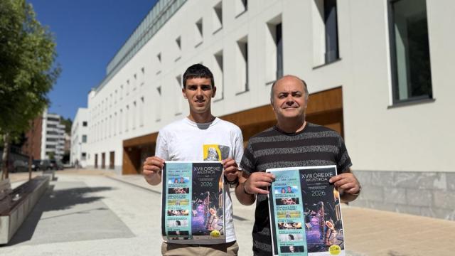 El edil de Cultura Andoni Arratibel y el técnico Karmelo Alberdi en el exterior de Juan Arzamendi Musika Etxea, cuyo auditorio albergará todos los conciertos.