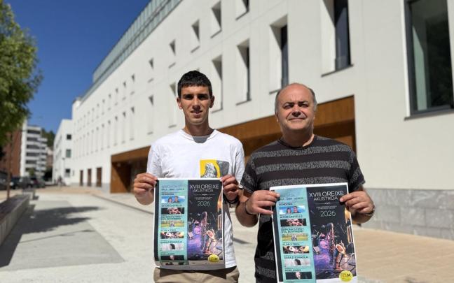 El edil de Cultura Andoni Arratibel y el técnico Karmelo Alberdi en el exterior de Juan Arzamendi Musika Etxea, cuyo auditorio albergará todos los conciertos.