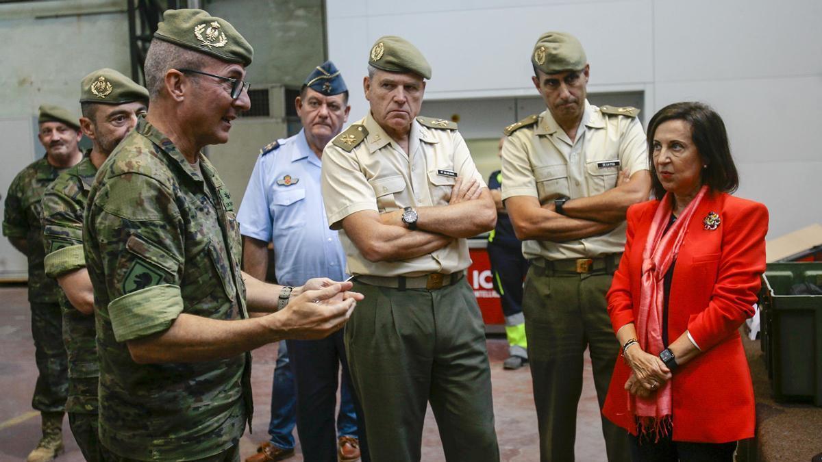 La ministra de Defensa en funciones, Margarita Robles, durante su visita al Centro de Mantenimiento de Material de Ingenieros, en Guadalajara.