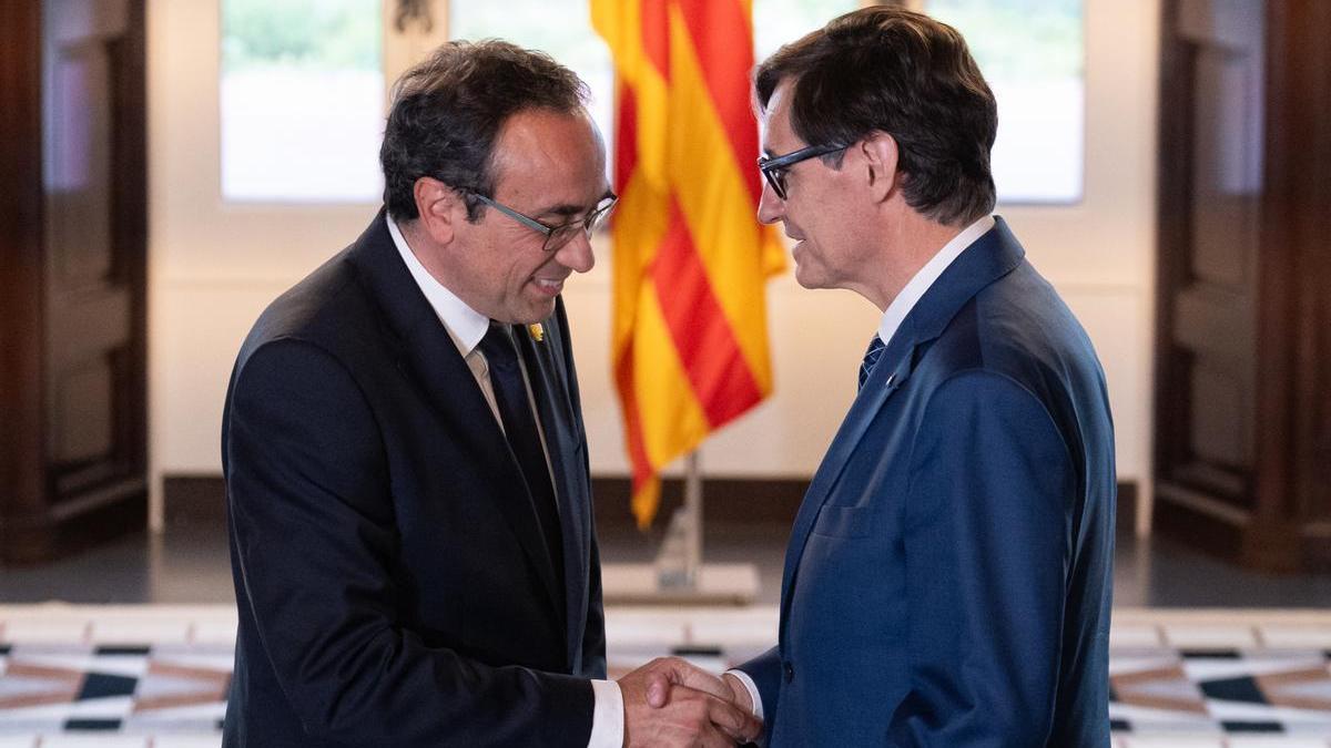 El presidente del Parlament, Josep Rull, y el primer secretario del PSC, Salvador Illa, en un anterior encuentro en el Parlament.