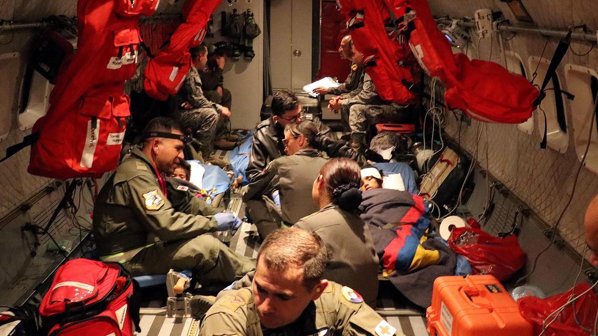 Dos de los niños rescatados en Colombia durante su traslado en avión al Hospital Militar Central de Bogotá.