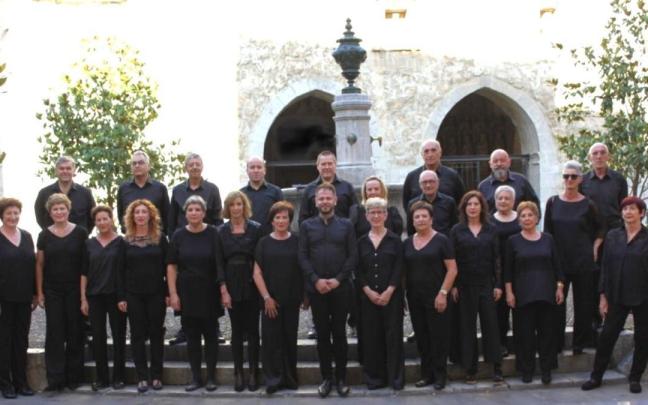 El coro Aitzuri de Deba posa justo enfrente de la parroquia de Santa Maria la Real, escenario del concierto del sábado.