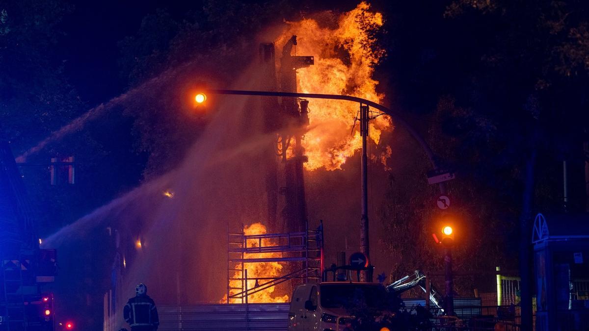 Los Bombers de Barcelona, en el incendio por un escape de gas en la plaça de Sants.