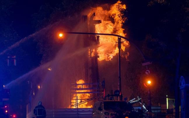 Los Bombers de Barcelona, en el incendio por un escape de gas en la plaça de Sants.