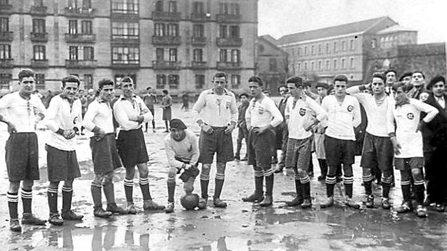 Formación del Ilumberri que venció en la semifinal del Torneo de Clubes no Federados en el campo Stadium Militar de Pamplona, el 15 de enero de 1928.