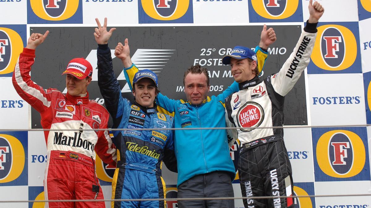 Michael Schumacher, Fernando Alonso y Jenson Button, en el podio de Imola en 2005.