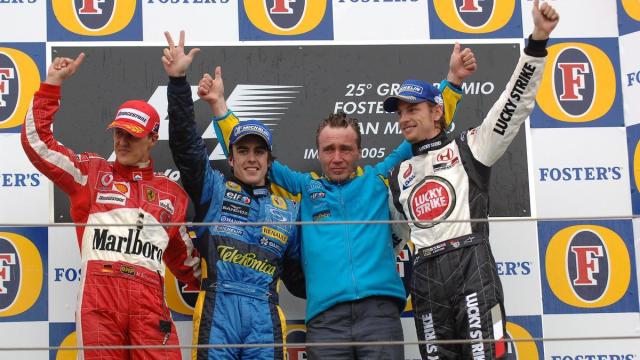 Michael Schumacher, Fernando Alonso y Jenson Button, en el podio de Imola en 2005.