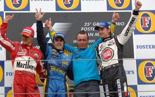 Michael Schumacher, Fernando Alonso y Jenson Button, en el podio de Imola en 2005.