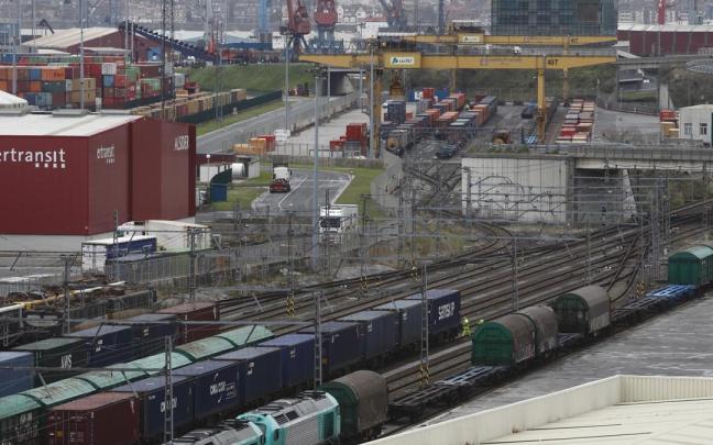 Vista de la playa de vías de trenes de mercancías del Puerto de Bilbao a la que llegan los convoys desde la meseta