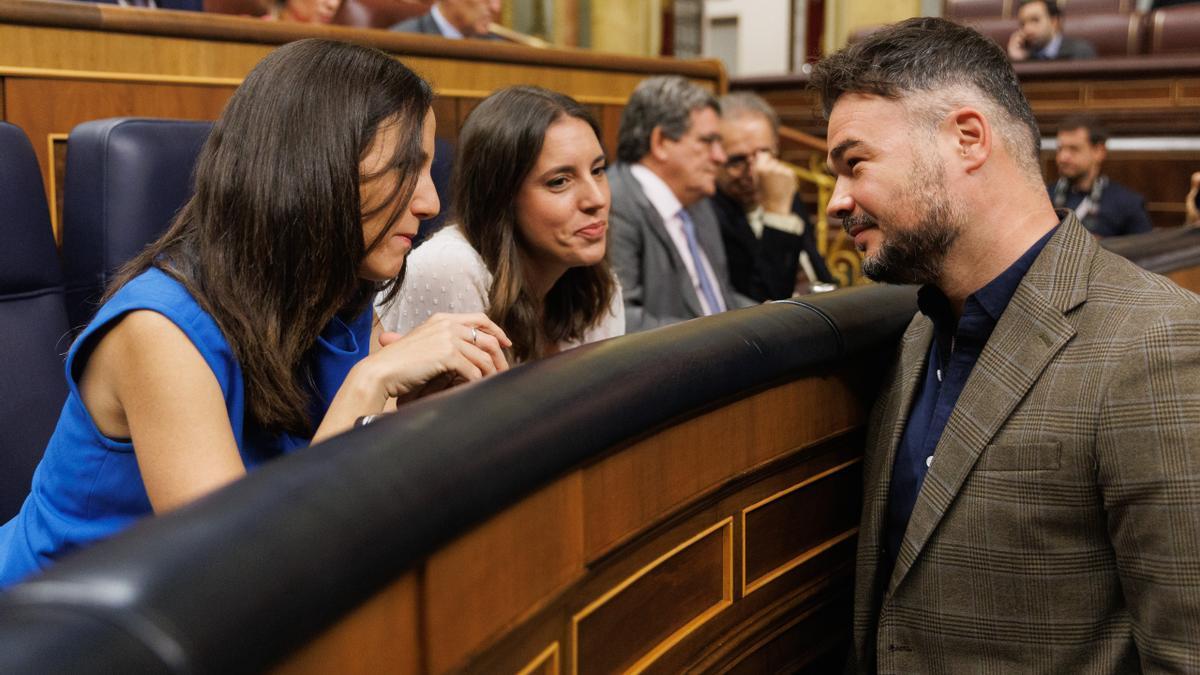 Rufián charla con Ione Belarra e Irene Montero en una imagen de archivo.