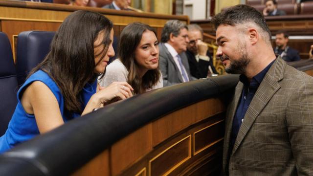 Rufián charla con Ione Belarra e Irene Montero en una imagen de archivo.