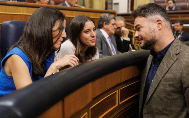Rufián charla con Ione Belarra e Irene Montero en una imagen de archivo.