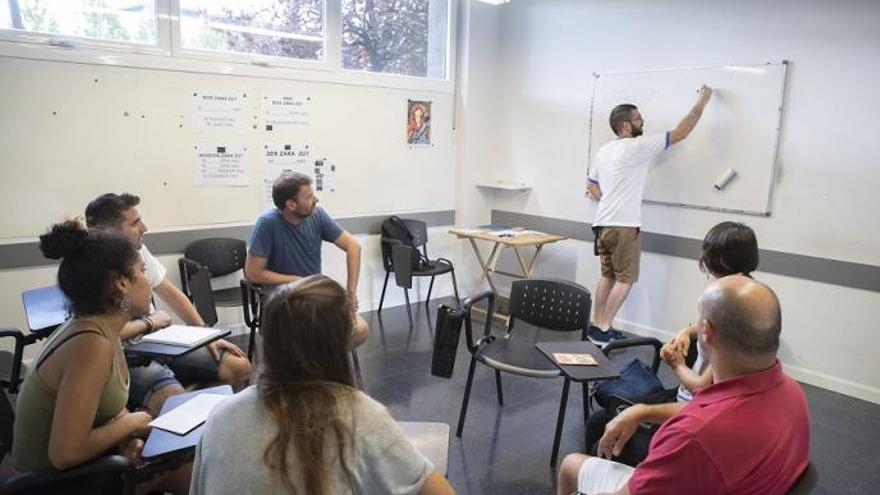 El programa Lanhitz refuerza el uso del euskera en el sector privado.