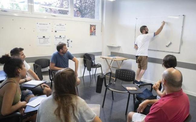 El programa Lanhitz refuerza el uso del euskera en el sector privado.