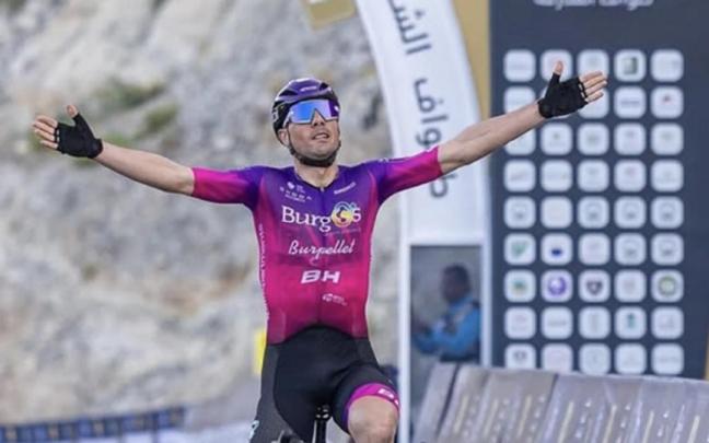 Mario Aparicio, ganando una carrera en Emiratos Árabes.