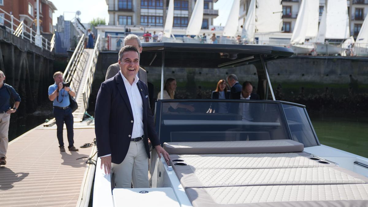 El consejero de Industria, Mikel Jauregi, a bordo del prototipo diseñado para el proyecto 'Zero Emissions Marine Boat, en Getxo.