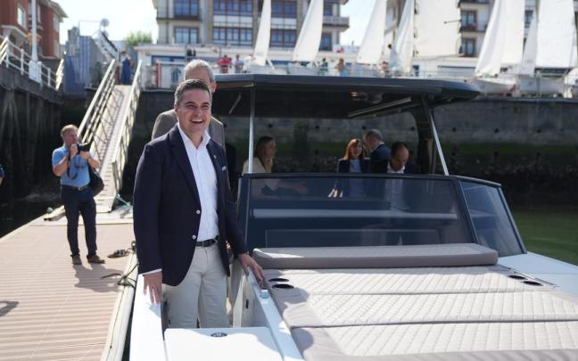 El consejero de Industria, Mikel Jauregi, a bordo del prototipo diseñado para el proyecto 'Zero Emissions Marine Boat, en Getxo.