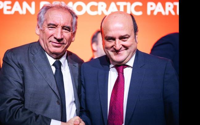 Bayrou junto a Andoni Ortuzar en un acto del Partido Demócrata Europeo (PDE). / Cedida Bayrou junto a Andoni Ortuzar en un acto del Partido Demócrata Europeo (PDE).