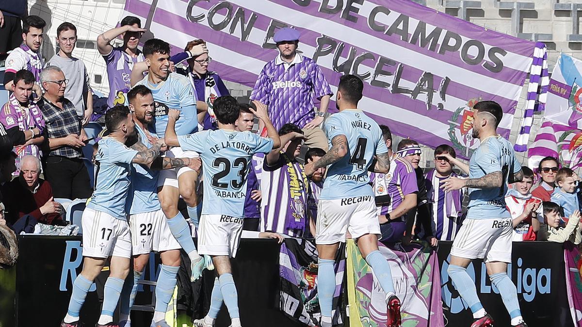 El delantero del Celta de Vigo Haris Seferovic (2i) celebra con sus compañeros tras anotar el 1-0 ante Real Valladolid