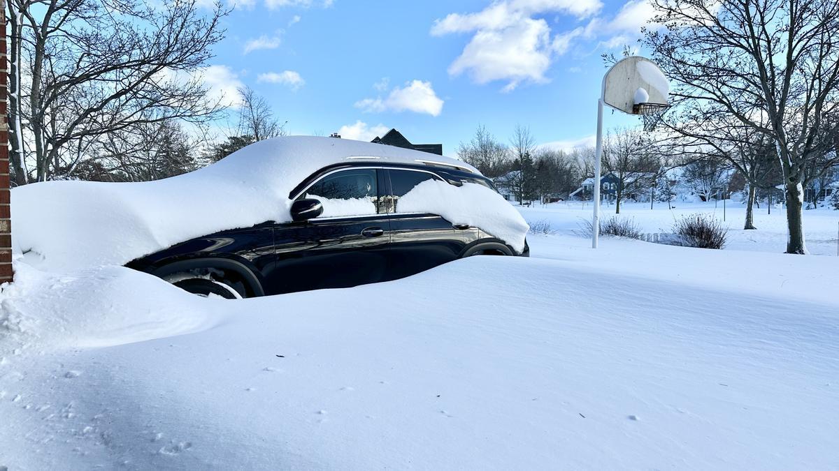 Vehículo parcialmente cubierto de nieve