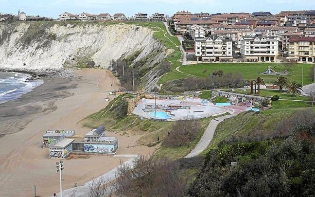 Vista general de Arrigunaga donde se ve el edificio de servicios en la parte inferior izquierda.