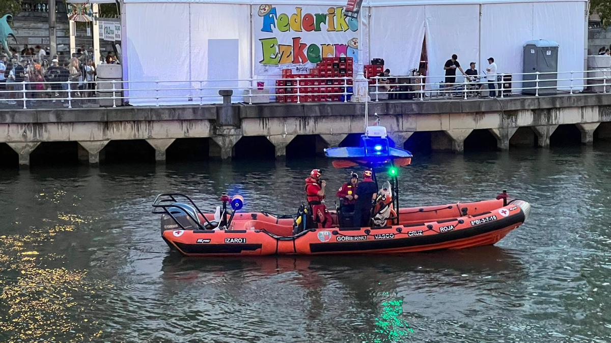 Un barco de la Cruz Roja en un preventivo en fiestas.