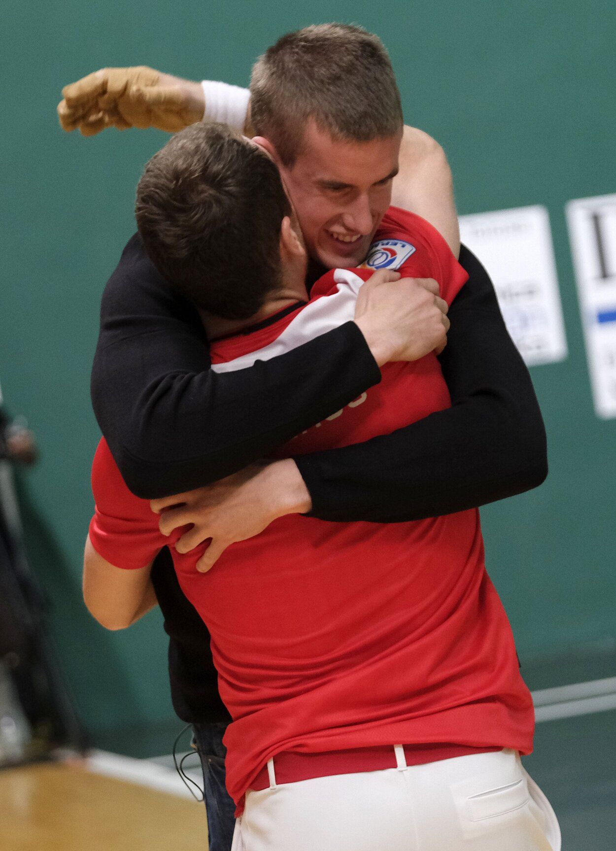 Laso y Mariezkurrena celebran el pase a las semifinales del Manomanista del primero.