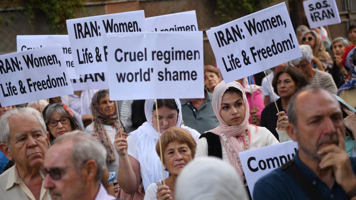 Manifestación en apoyo a las protesta sy a las mujeres iraníes.