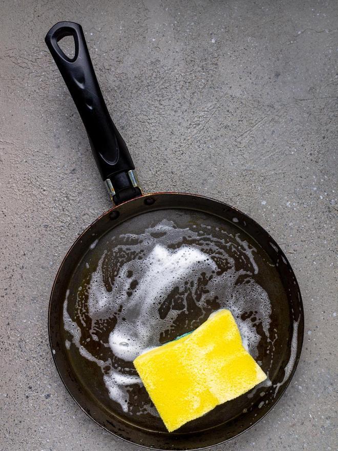 Las sartenes tienen una capa protectora que hay que cuidar.