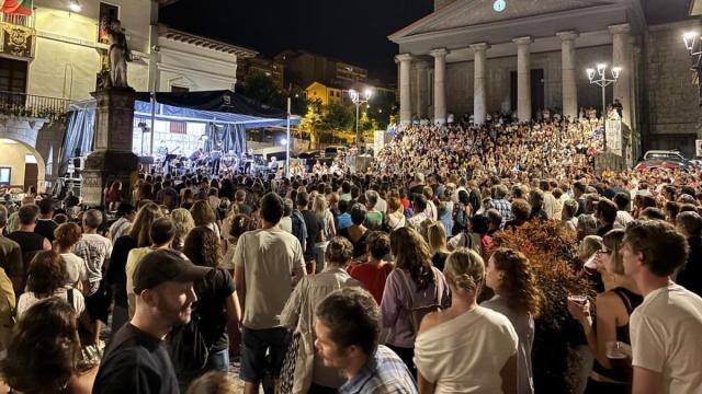El concierto homenaje a Queen que ofreció la Banda de Música el pasado mes de junio abarrotó la plaza Txurruka.