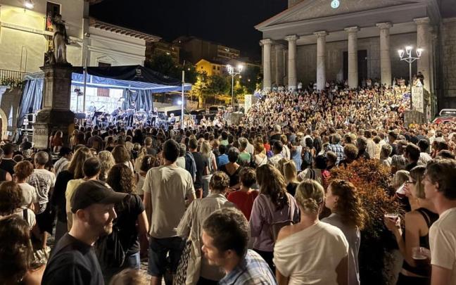 El concierto homenaje a Queen que ofreció la Banda de Música el pasado mes de junio abarrotó la plaza Txurruka.
