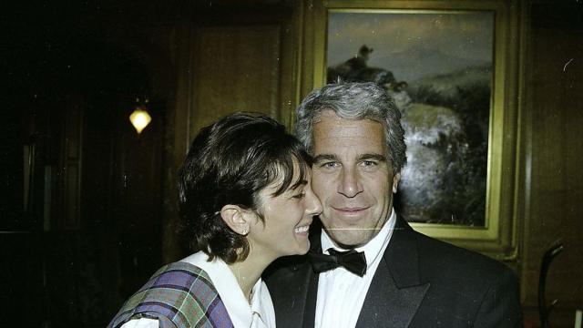 Ghislaine Maxwel y Jeffrey Epstein en una imagen de archivo.