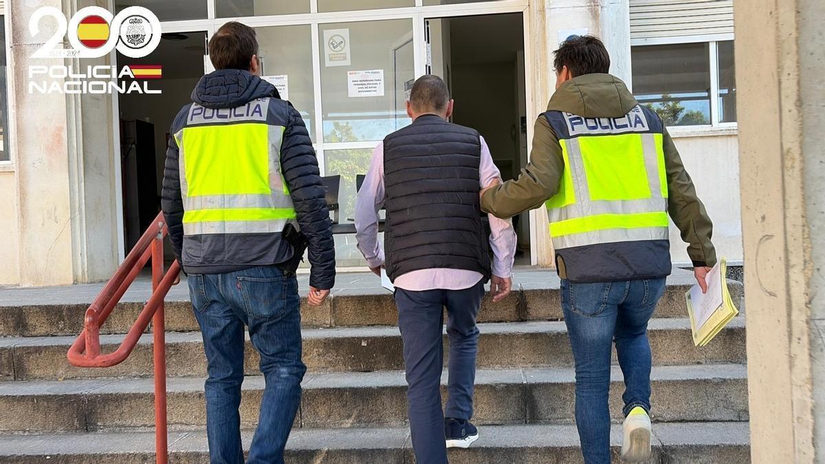 Los agentes acompañan al detenido por supuesta estafa inmobiliaria.