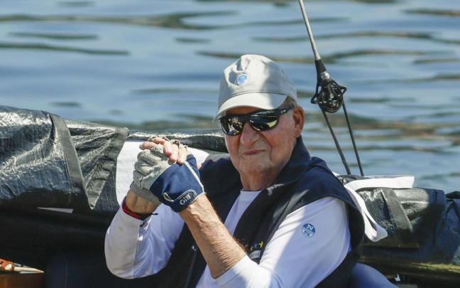 Juan Carlos I navega en Sanxenxo a bordo del Bribón.