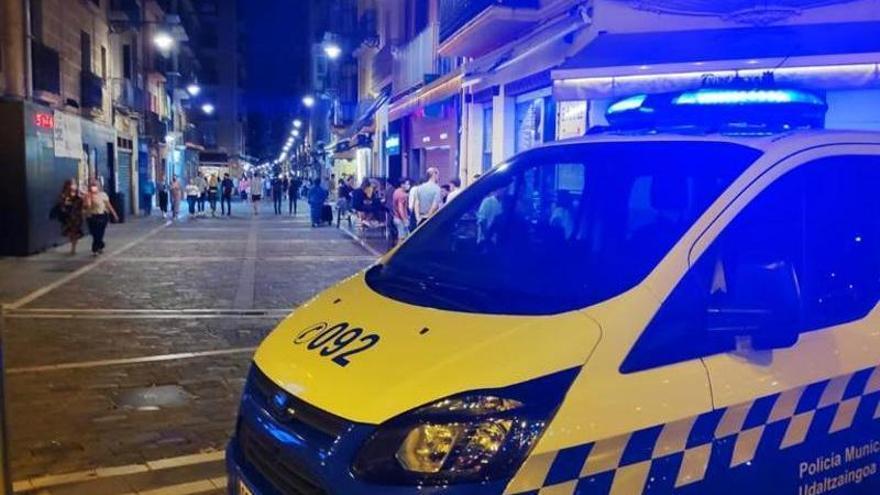 Un furgón de la Policía Municipal en la calle Estafeta.