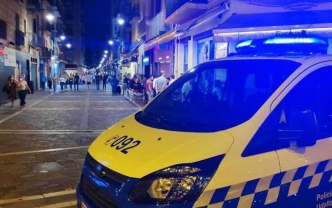 Un furgón de la Policía Municipal en la calle Estafeta.