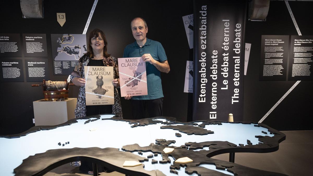 Xabier Alberdi, junto a la diputada de Cultura Goizane Álvarez en la presentación de una exposición en Euskal Itsas Museoa